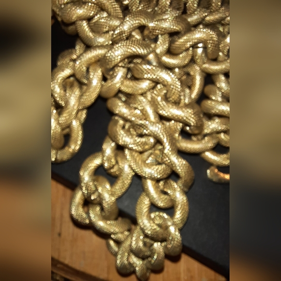 Gold vintage Avon large link chunky texture necklace with toggle clasp signed - Picture 6 of 8